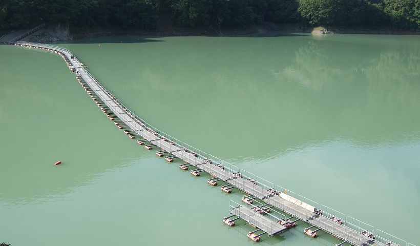 Jembatan Apung Kampung Laut: Jembatan yang Menghubungkan Jiwa dan Alam Cilacap
